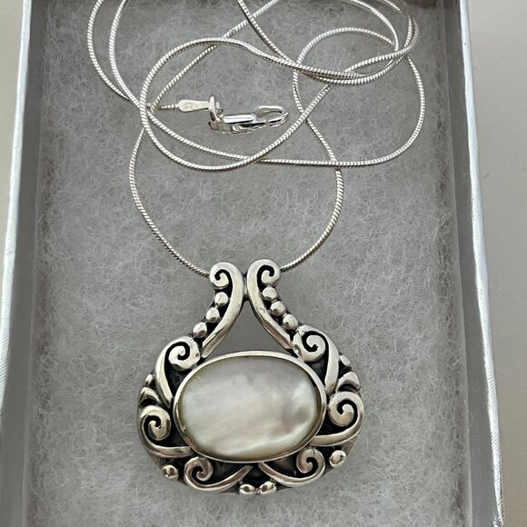 925 Sterling Silver Necklace with Mother of Pearl Pendant & 925 Chain 18" - Picture 4 of 6